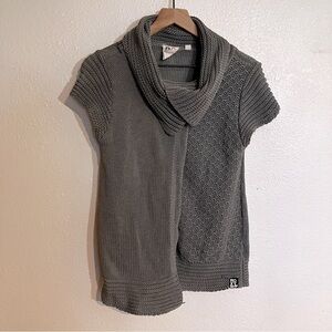 Roxy Grey Knit Short Sleeve Button Sweater Size M